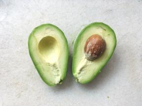 牛油果去皮，先对切开，去掉内核