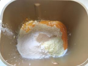 加入高筋面粉、奶粉、细砂糖、全蛋液跟酵母