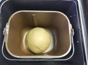 取下面包桶内的魔法刀，将面团揉至表面光滑，启动发酵程序发酵面团
