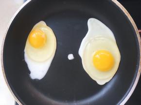 鸡蛋用不粘锅小火煎熟
