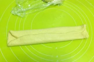 之后将面片翻个面，将光滑的一面朝下，将两侧面片向中间对折
