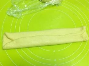 之后将面片翻个面，将光滑的一面朝下，将两侧面片向中间对折
