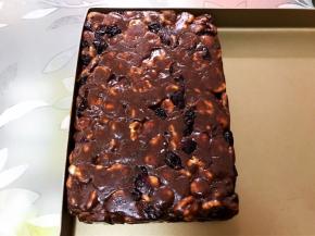 借助刮板在不粘烤盘的直角里压紧压实，整成规整的长方形