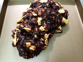 倒在不粘烤盘里