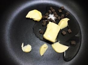锅里加入黄油，巧克力，水怡，盐
