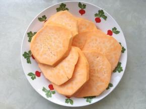 红薯洗干净去皮切片，将红薯入蒸锅蒸熟