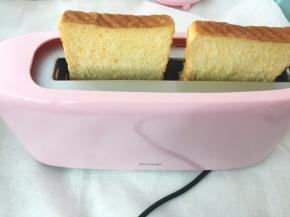 多士炉先加热一会，之后将吐司片放入多士炉内2档加热