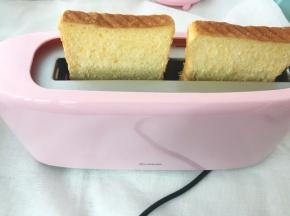 多士炉先加热一会，之后将吐司片放入多士炉内2档加热
