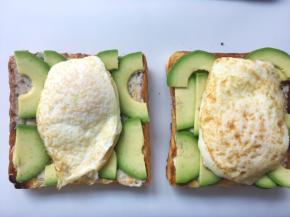 放上煎好的鸡蛋