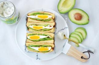 用锯齿刀从中间锯开，之后就可以开吃啦