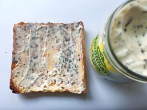 在烘烤后的面包片上抹上适量的香草蛋黄酱，说起蛋黄酱，个人超级喜欢这款香草味的，要比平时吃的沙拉酱口感更纯，淡淡的香草清香我很喜欢