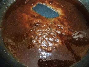 最小火加热至黄油巧克力融化