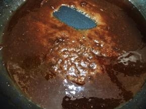 最小火加热至黄油巧克力融化