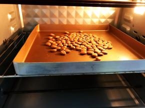 杏仁放入烤箱烤至香脆