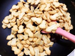 加入小葫芦饼干拌匀