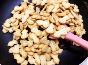 加入小葫芦饼干拌匀