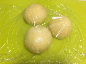 将每一份面团揉至表面光滑，盖保鲜膜松弛15分钟
