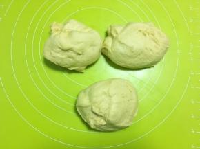 之后将面团均分成3等份