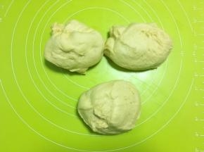 之后将面团均分成3等份