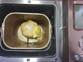 加入盐跟黄油，继续启动揉面程序，将材料揉均匀
