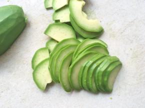 之后将牛油果切片