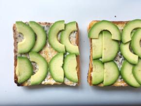 先在面包片上铺一层牛油果