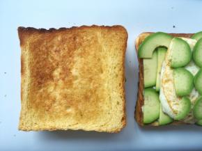 盖上另外一片面包片