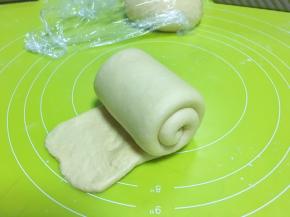 将面片轻轻卷起，一边擀的薄一点，卷起的时候边缘能够很好的贴合在一起
