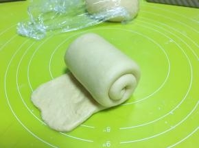 将面片轻轻卷起，一边擀的薄一点，卷起的时候边缘能够很好的贴合在一起
