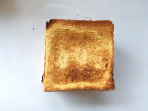 面包烘烤后，放一旁备用