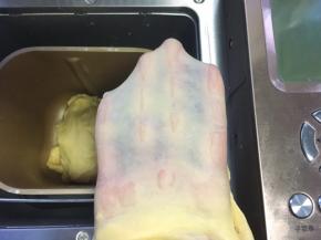 面团揉好后，切下一小块可以撑出薄透的手套膜
