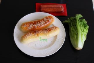 热狗面包食材，牛肉肠2根、面包2个、生菜1颗、沙拉酱适量。