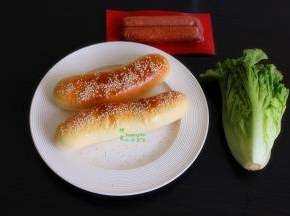 热狗面包食材，牛肉肠2根、面包2个、生菜1颗、沙拉酱适量。
