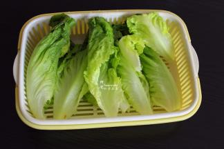 生菜洗净，沥干水，挑选嫩的叶子，菜梗和老叶子不能要，叶子不能有水。