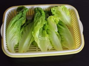 生菜洗净，沥干水，挑选嫩的叶子，菜梗和老叶子不能要，叶子不能有水。
