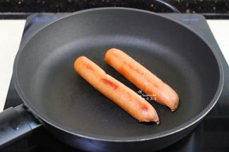 平底锅热锅，放入牛肉肠煎2分钟，这种牛肉肠是熟的，加热煎焦很好吃
