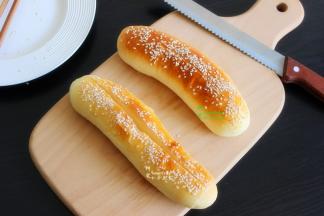 面包从中间划一刀，底部和二头不能切段，要连着不能断