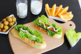 热狗面包、牛奶、龙眼、橙子，这样的早餐简单又美味。