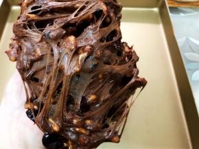 用手来回翻转让食材分布均匀