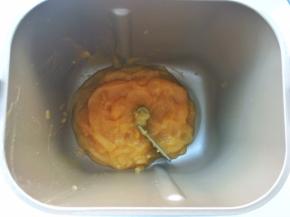 将榨好的红薯泥倒入面包机内，我用了160克的红薯泥
