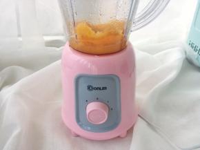 取100克蒸好的红薯，放入到东菱榨汁机内，加入80克水，启动电源将红薯榨成红薯泥
