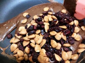 加入杏仁蔓越莓干拌匀关火