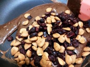 加入杏仁蔓越莓干拌匀关火