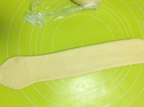 用擀面杖轻轻将面片擀宽一些，面片成厚度均匀即可，一侧的边缘擀的薄一些
