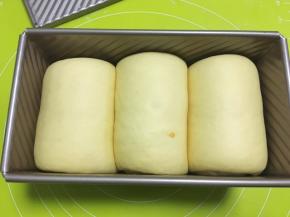 冬季室温低，面团发酵的时间也相对长一些，将面团发酵至8分满即可取出，预热烤箱180度
