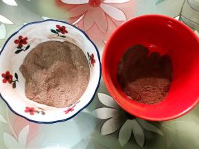 两份可可奶粉分别混合过筛