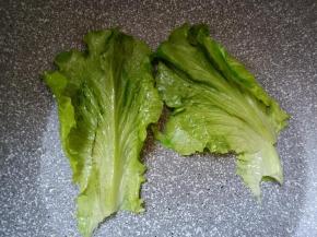 生菜叶洗干净，煎几秒。