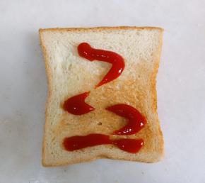 组合三明治:一块烤好的吐司片，挤上适量番茄酱。
