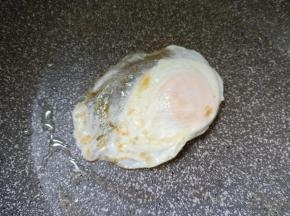 平底锅放少许油，煎一个鸡蛋。
