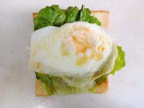 放上煎好的鸡蛋。